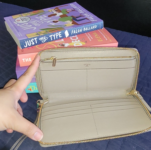 Tory Burch Robinson Continental Wallet Wristlet - Picture 2 of 2